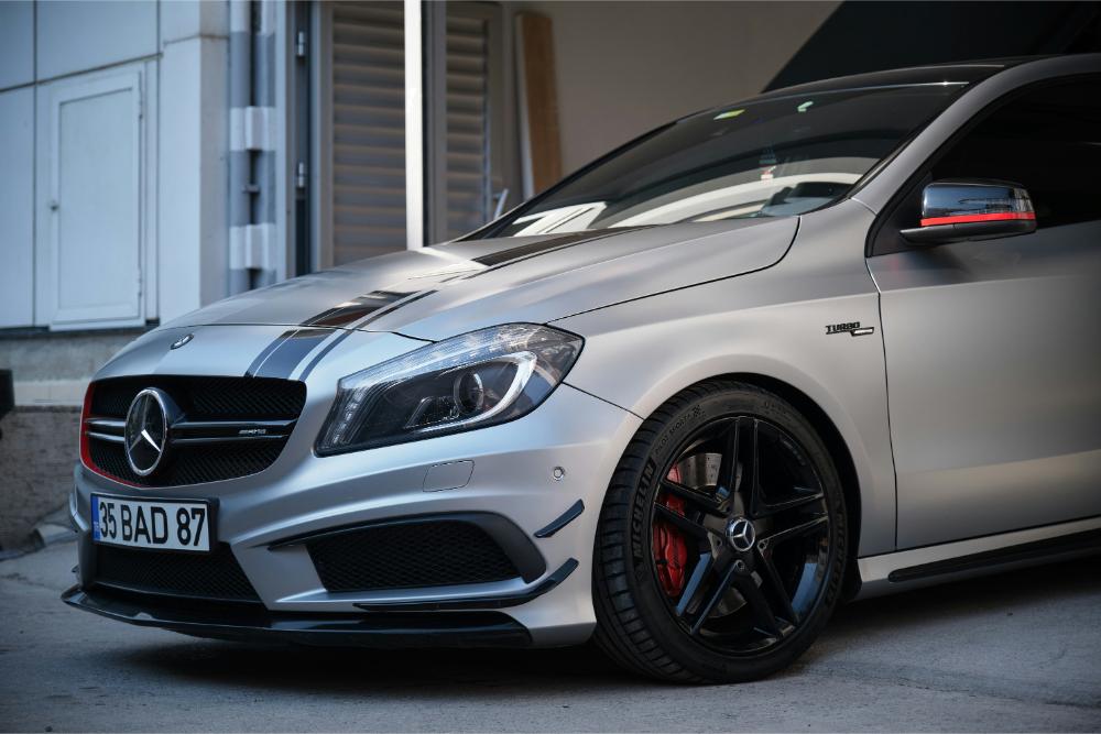 Silberner Mercedes-Benz AMG 车