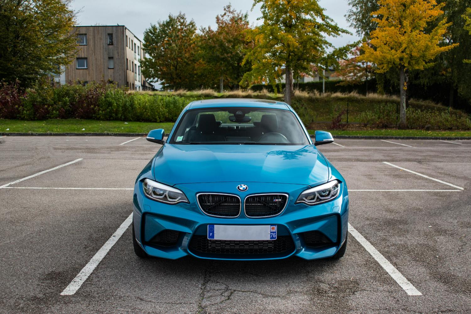 Blauer BMW in Parkplatz