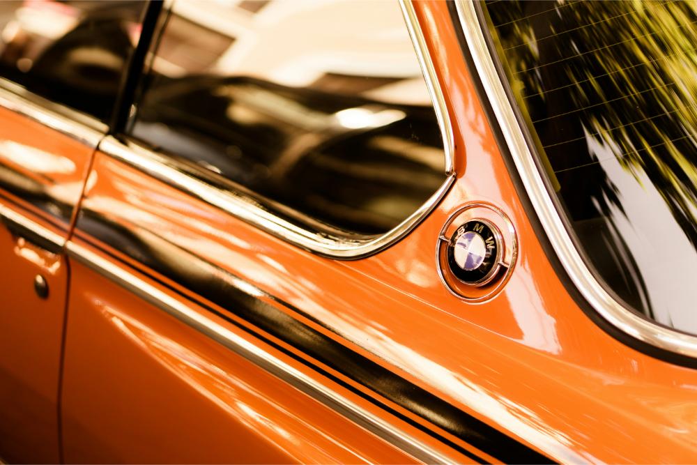 Orange Auto mit Fensterdetails