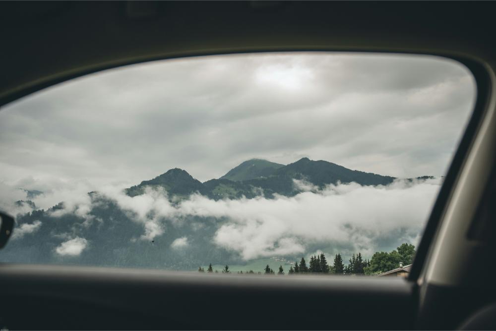 Berglandschaft hinter Autofenster